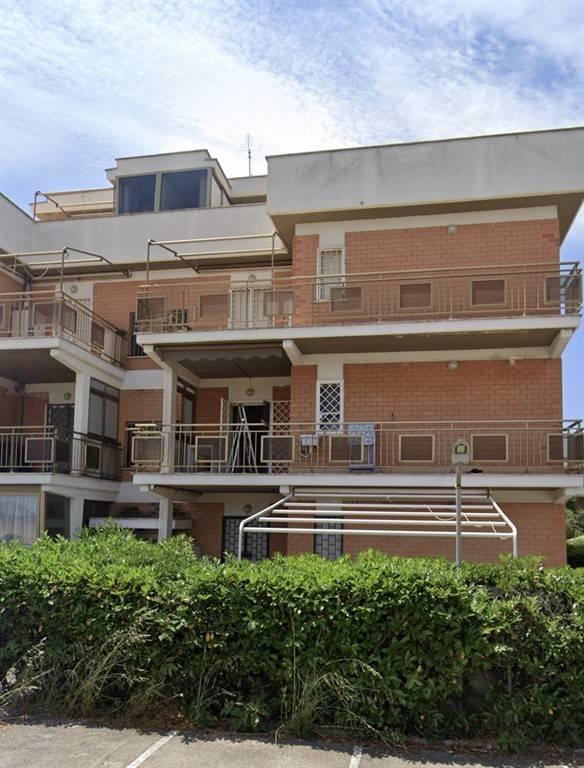 Appartamento trilocale con terrazzo RM10865