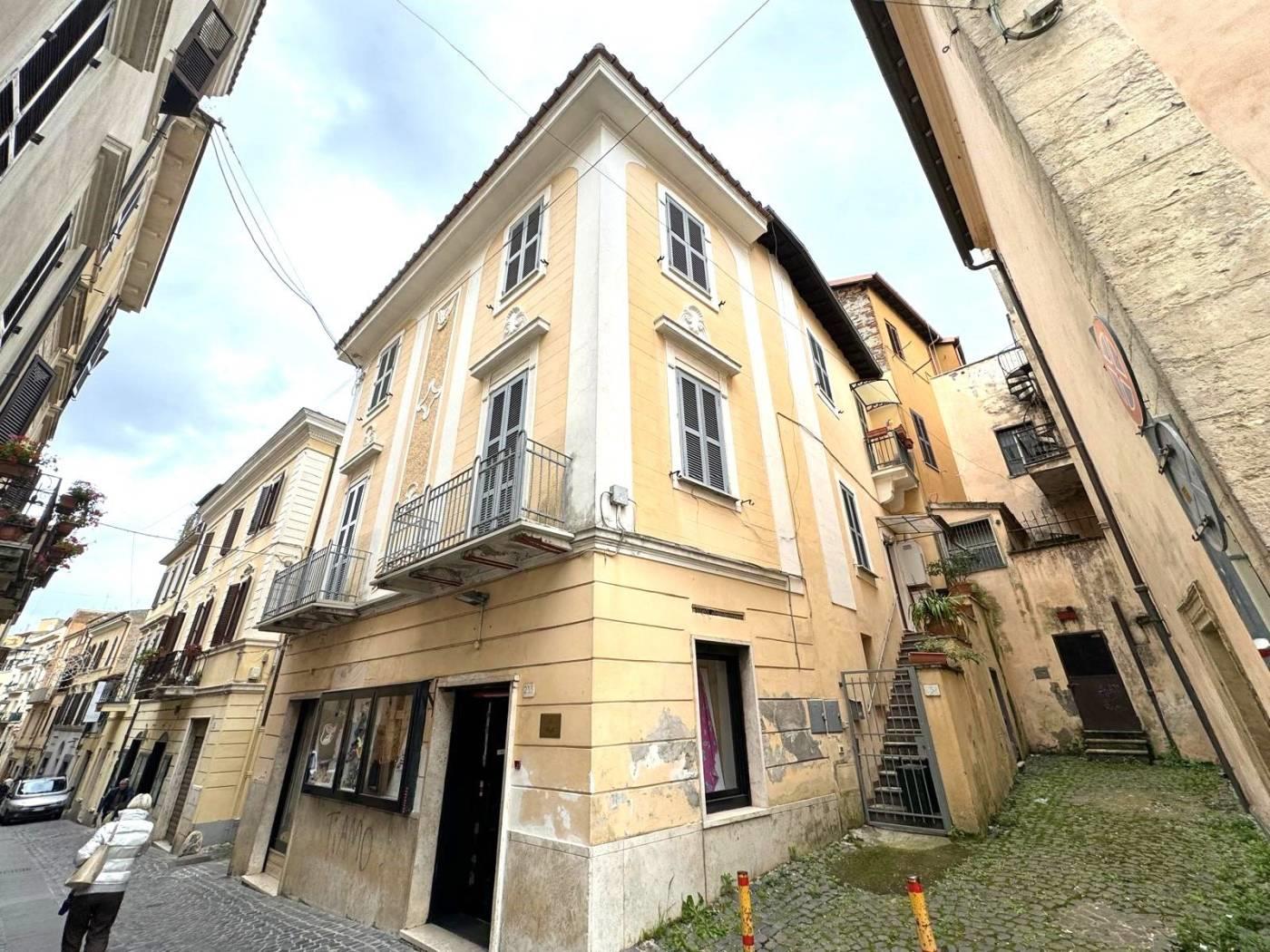 Velletri, appartamento centrale con terrazzo