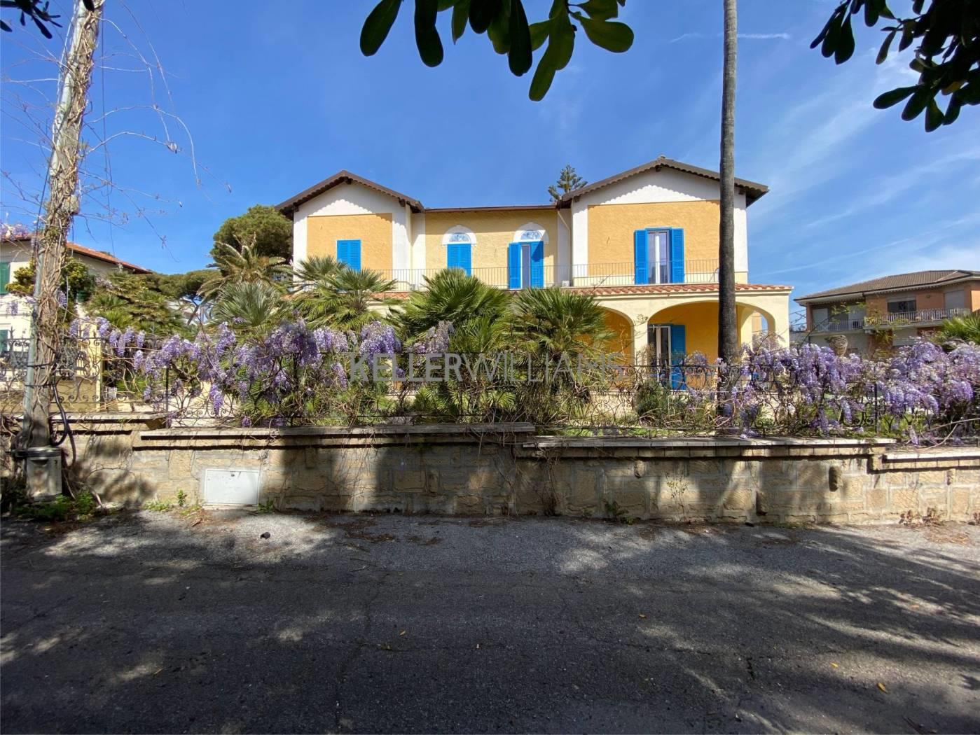 Elegante villa con giardino nel centro di Santa Marinella